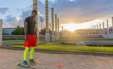 erkek kas eğitim merdiven yere ve koniler.