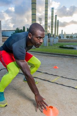 erkek kas eğitim merdiven yere ve koniler.