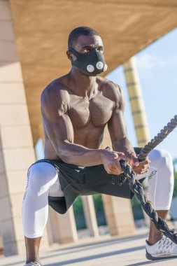 savaş halatlar ile erkek kas eğitim ve maske eğitim 