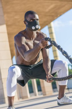 savaş halatlar ile erkek kas eğitim ve maske eğitim 