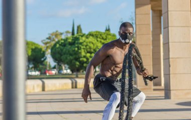 savaş halatlar ile erkek kas eğitim ve maske eğitim 