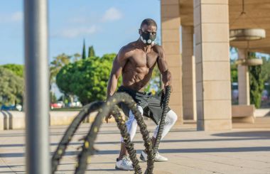 savaş halatlar ile erkek kas eğitim ve maske eğitim 