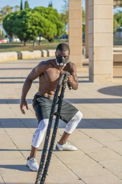 savaş halatlar ile erkek kas eğitim ve maske eğitim 