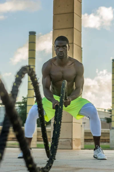 Treinamento muscular masculino com cordas de batalha — Fotografia de Stock