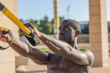 Sistem trx erkek kas eğitim 