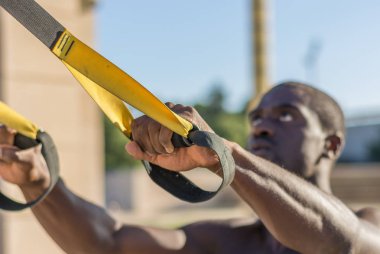 Sistem trx erkek kas eğitim 