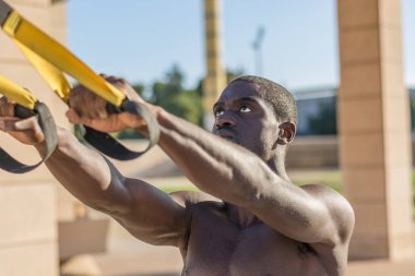 Sistem trx erkek kas eğitim 