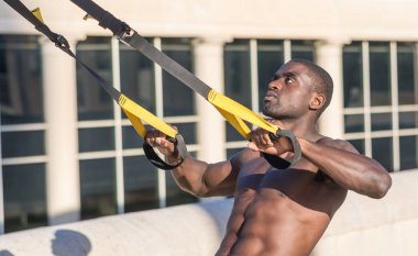 Sistem trx erkek kas eğitim 