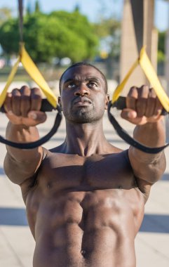 Sistem trx erkek kas eğitim 