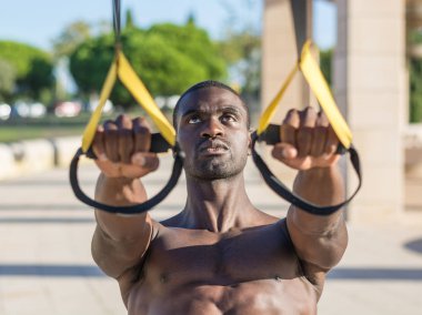 Sistem trx erkek kas eğitim 