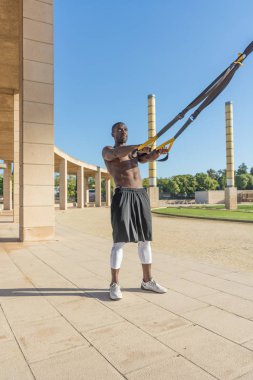 Sistem trx erkek kas eğitim 