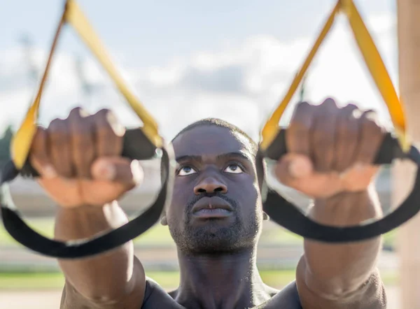 Mannelijke gespierde trainen met trx systeem — Stockfoto