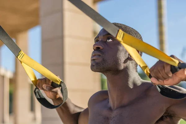 Entraînement musculaire masculin avec système trx — Photo