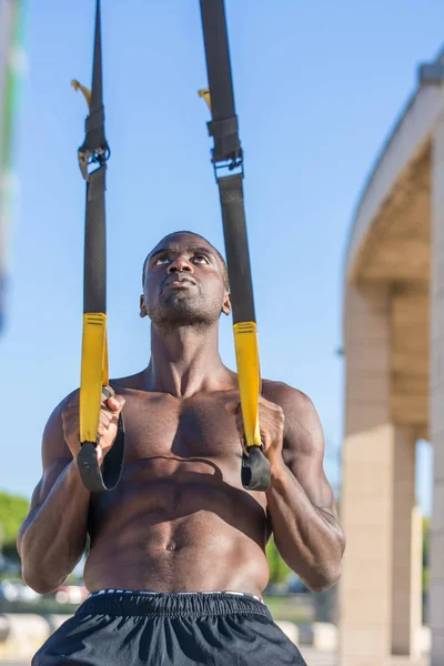 Treinamento muscular masculino com sistema trx — Fotografia de Stock