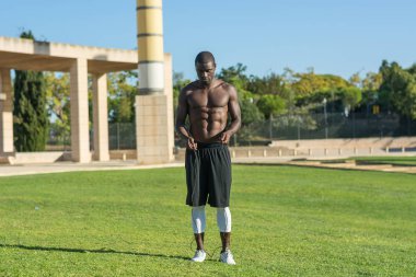 Afrika kökenli Amerikalı adam ip atlama eğitimi