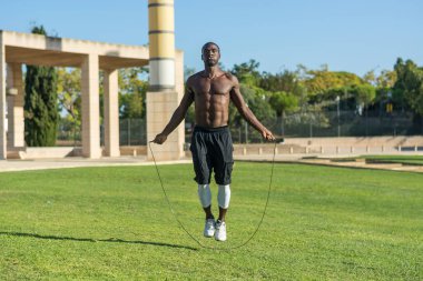 Afrika kökenli Amerikalı adam ip atlama eğitimi