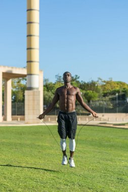 Afrika kökenli Amerikalı adam ip atlama eğitimi