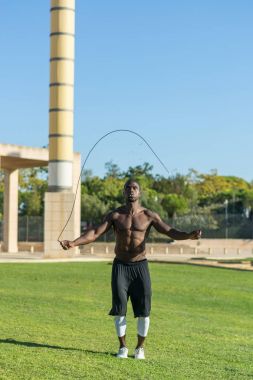 Afrika kökenli Amerikalı adam ip atlama eğitimi