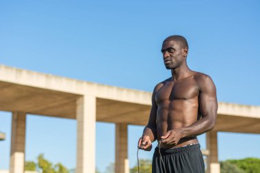 Afrika kökenli Amerikalı adam ip atlama eğitimi