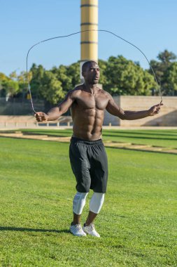 Afrika kökenli Amerikalı adam ip atlama eğitimi