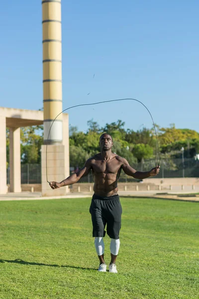 Africano homem americano formação pulando corda — Fotografia de Stock