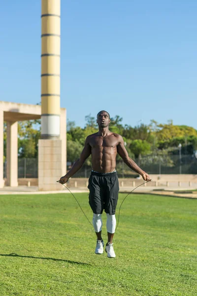 Homme afro-américain entrainement corde à sauter — Photo