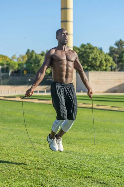 Afrikanisch-amerikanischer Mann beim Seilspringen — Stockfoto