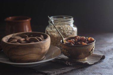 Badem ahşap bir tabak içinde üzümlü 