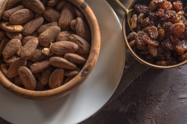 Badem ahşap bir tabak içinde üzümlü 