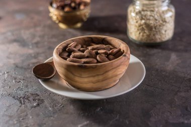 Badem ahşap bir tabak içinde üzümlü 