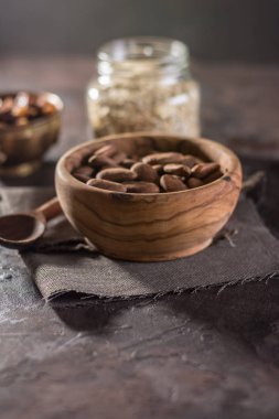 Badem ahşap bir tabak içinde üzümlü 