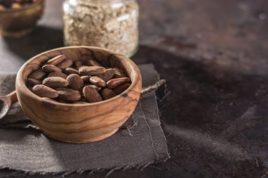 Badem ahşap bir tabak içinde üzümlü 