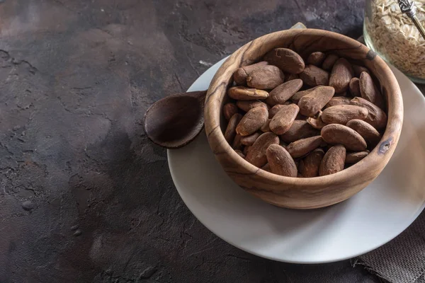 Amande aux raisins secs dans un plat de bois — Photo