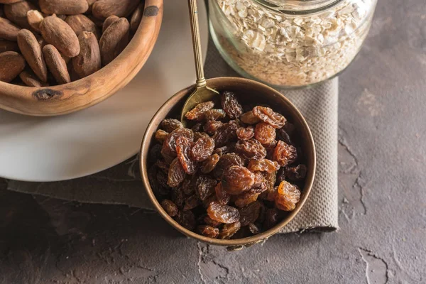 Almond with raisins in a dish of wood — Stock Photo, Image