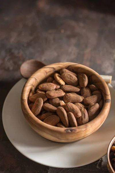 Amande aux raisins secs dans un plat de bois — Photo