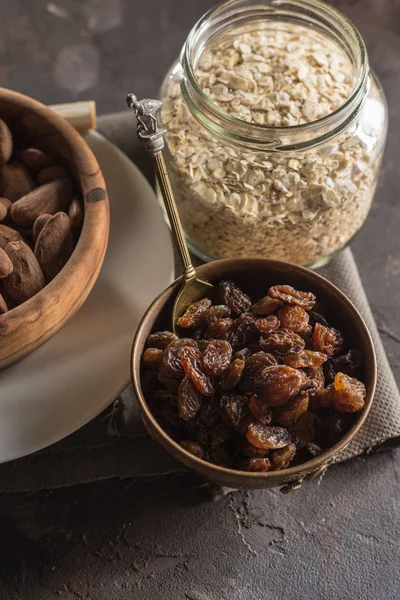 Badem ahşap bir tabak içinde üzümlü 