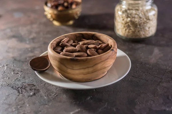 Almendra con pasas en un plato de madera — Foto de Stock