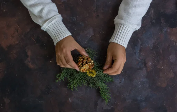 Händer inslagning julklappar — Stockfoto