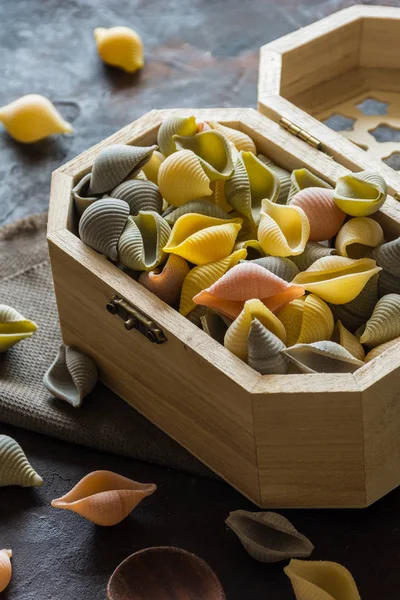 Typické italské conchiglie těstoviny — Stock fotografie