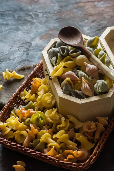 Typické italské conchiglie těstoviny — Stock fotografie