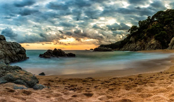 Puesta de sol en una playa de LLorert de Mar en la Costa Brava — Foto de Stock