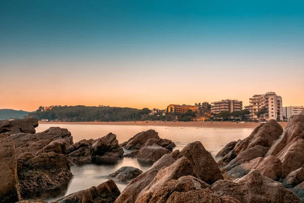 O świcie na plaży na Costa Brava — Zdjęcie stockowe