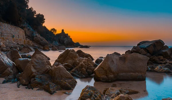 Svítání na pláži na pobřeží Costa Brava v Katalánsku, Španělsko — Stock fotografie