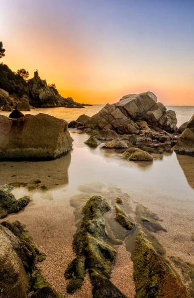 Gryningen på stranden på Costa Brava — Stockfoto