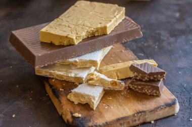 Turrons, nuga, çikolata, fındık ve yumuşak nuga türleri