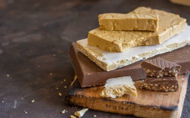 Turrons, nuga, çikolata, fındık ve yumuşak nuga türleri