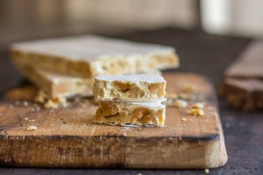 Turrons, nuga, çikolata, fındık ve yumuşak nuga türleri