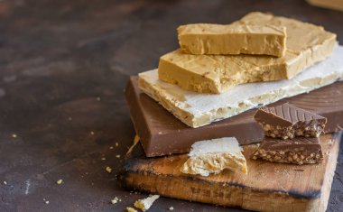 Turrons, nuga, çikolata, fındık ve yumuşak nuga türleri