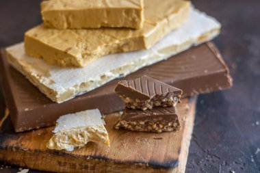 Turrons, nuga, çikolata, fındık ve yumuşak nuga türleri