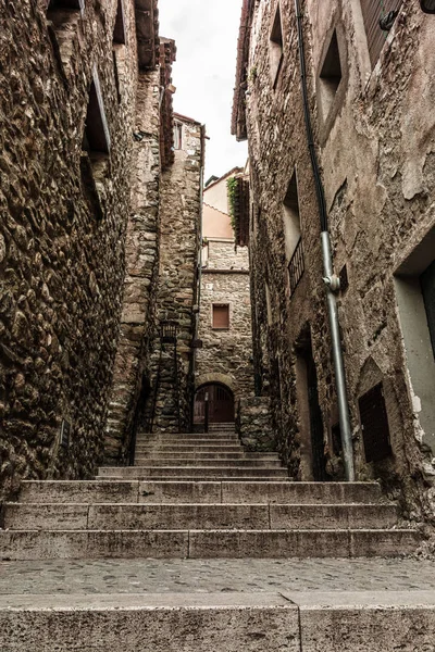 Middeleeuwse dorpje genaamd Besalu, ligt in de regio Catalonië — Stockfoto